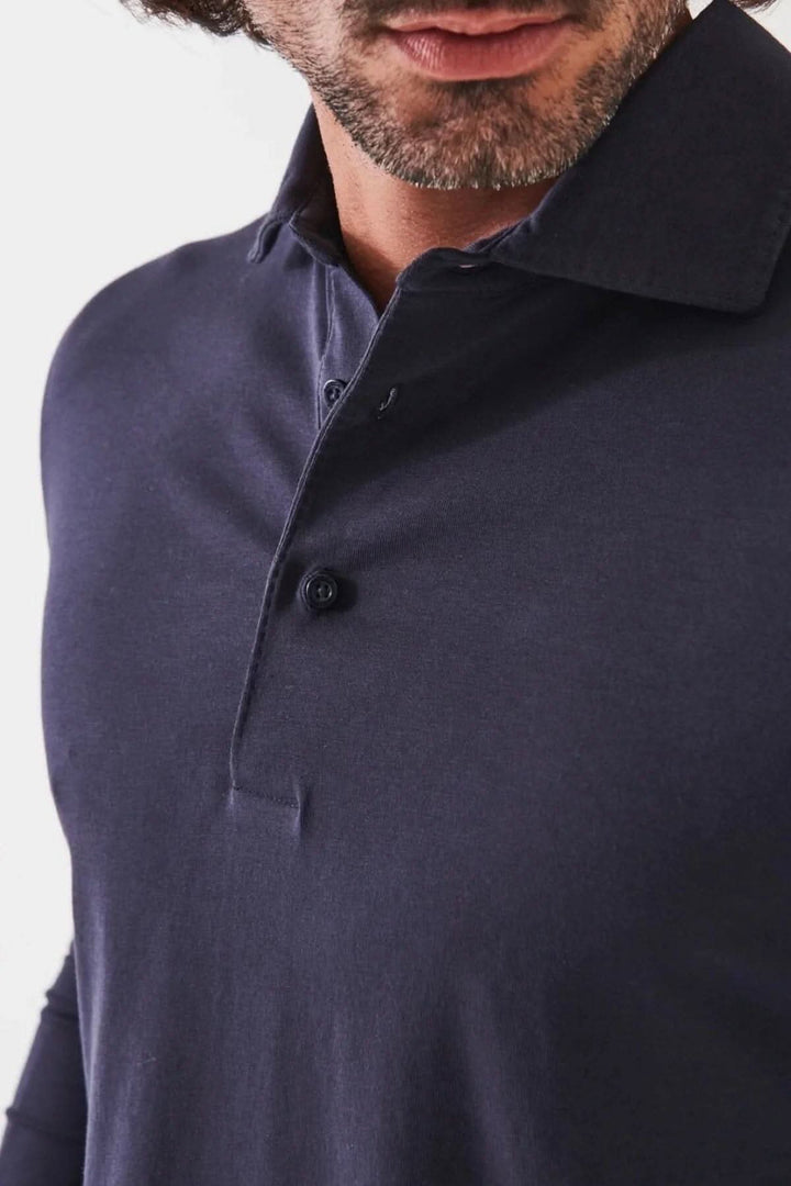 Polo en coton stretch à manches longues, col relevé et boutons, couleur marine, pour un look décontracté ou élégant.