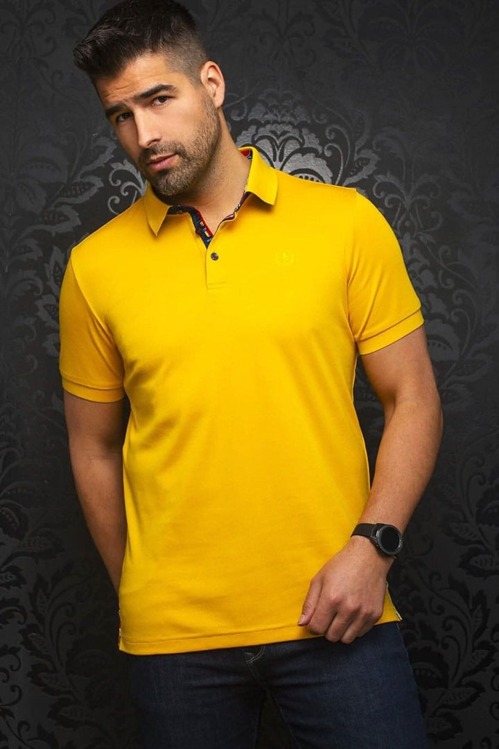 Homme portant un polo jaune avec col contrastant pour un look décontracté et élégant, en coton confortable.