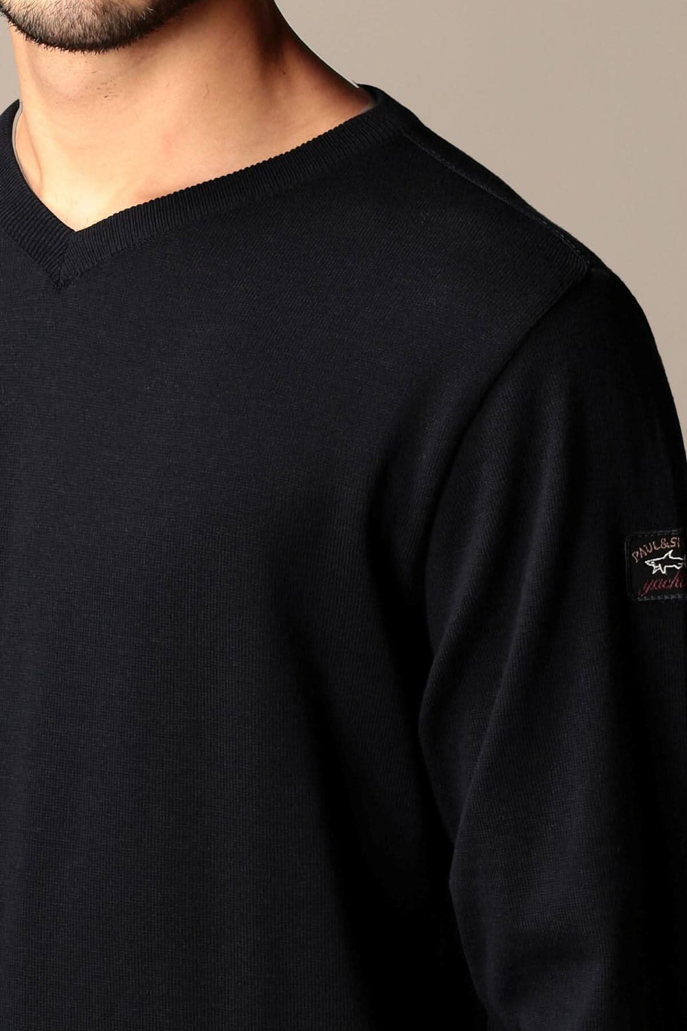 Pull en laine noir à col en V, manches longues, avec badge logo Paul & Shark.