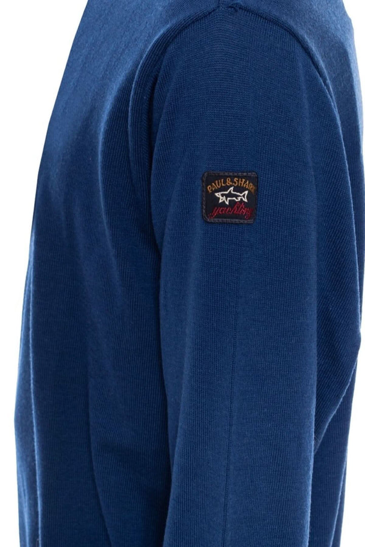 Pull en laine à col en V bleu, avec badge logo Paul &amp; Shark sur la manche.