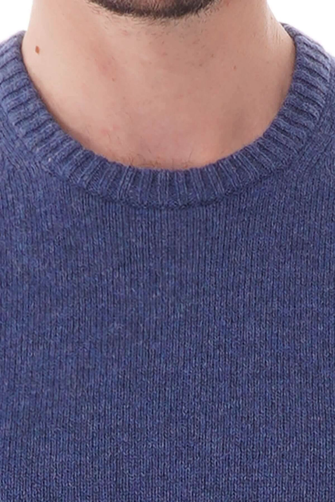 Pull en laine Shetland coloré avec col rond, textile doux, style classique.