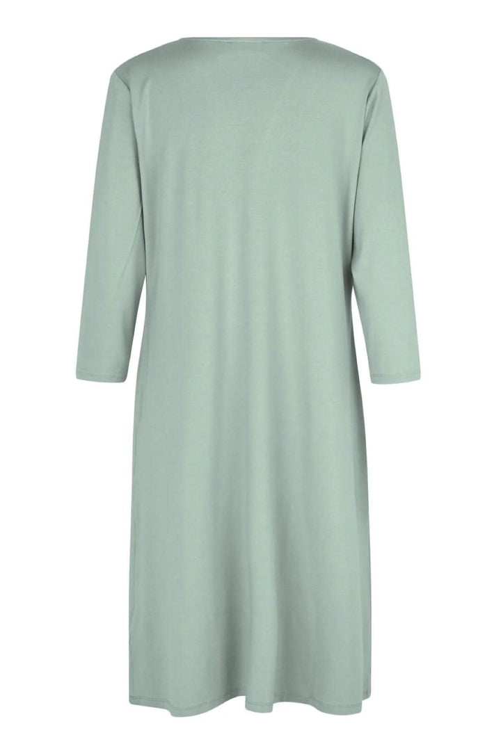 Robe Nibi en jersey vert menthe, vue de dos, avec manches trois-quarts et coupe légèrement ajustée.