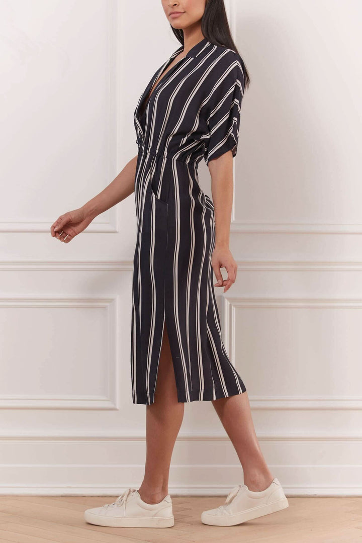 Robe portefeuille lignée à rayures avec poches et fentes, idéale pour l&