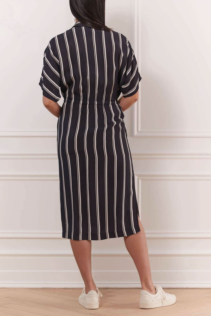 Robe portefeuille à rayures, confortablement cintrée à la taille, vue arrière, style décontracté pour l&