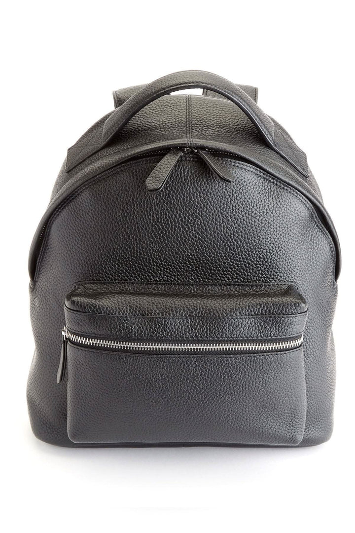 Sac à dos de voyage compact en cuir grain de galet, avec compartiments zippés pratiques.
