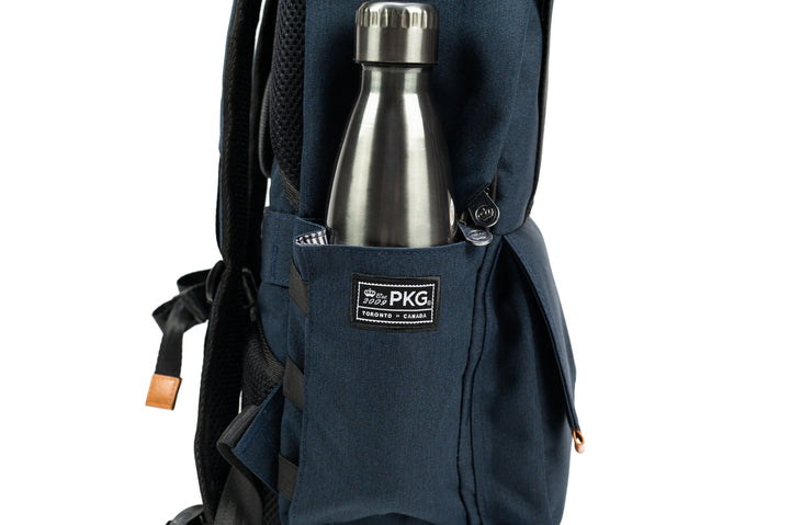 Détail du sac à dos PKG Rosseau recyclé 19L avec bouteille en métal dans une poche latérale.