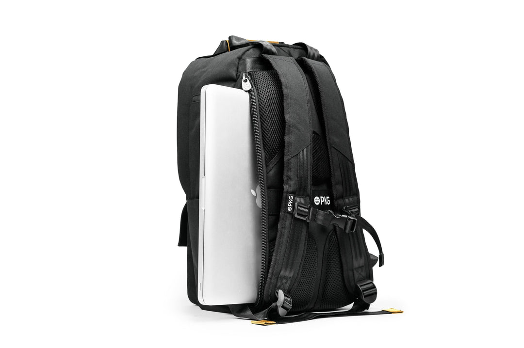 Sac à dos PKG Rosseau recyclé 19L avec un ordinateur portable à côté pour un style moderne et pratique.
