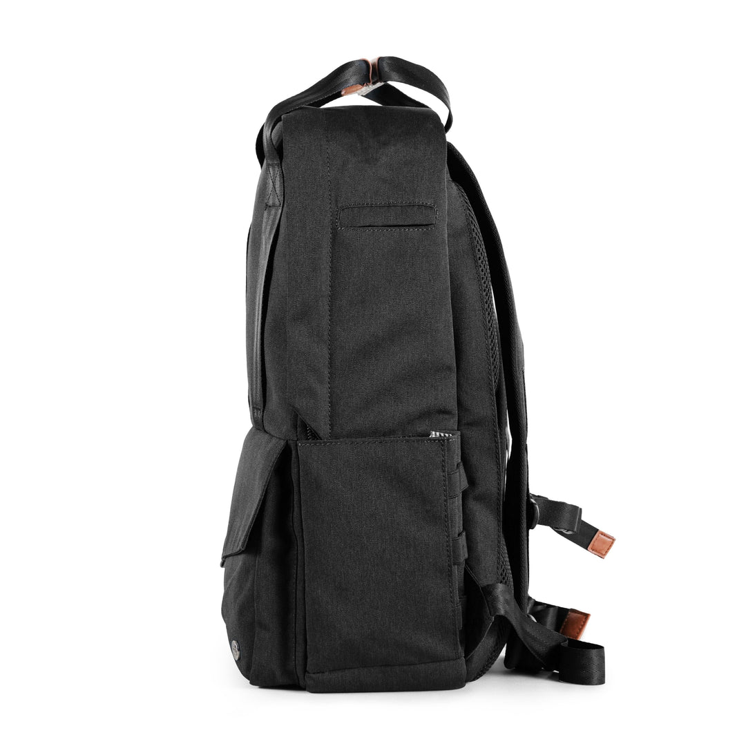 Sac à dos PKG Rosseau recyclé 19L en vue latérale, montrant son design fonctionnel et esthétique.