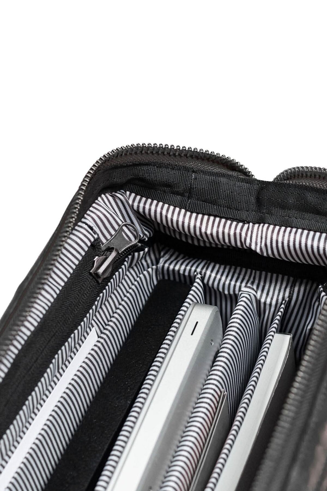 Intérieur du sac de sport McGill montrant l&