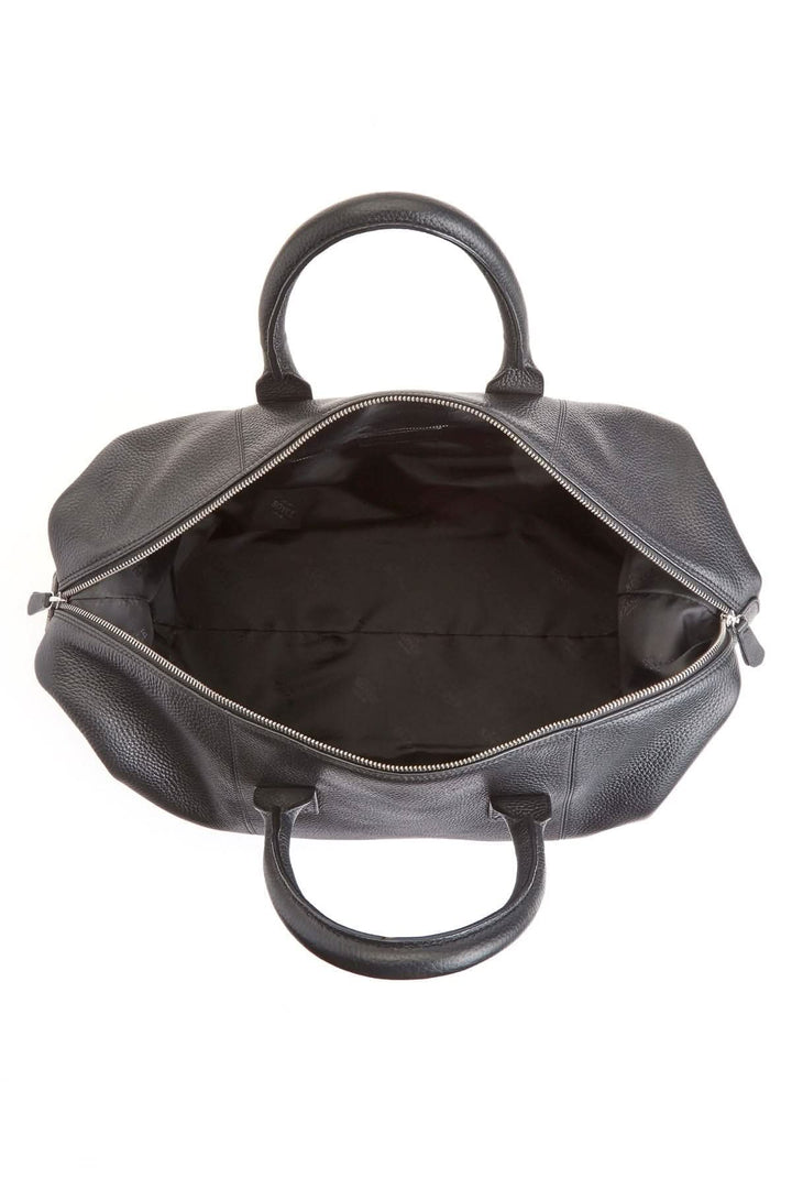 Vue intérieure du sac de sport moyen en cuir, montrant son espace de rangement raffiné et ses finitions de qualité.