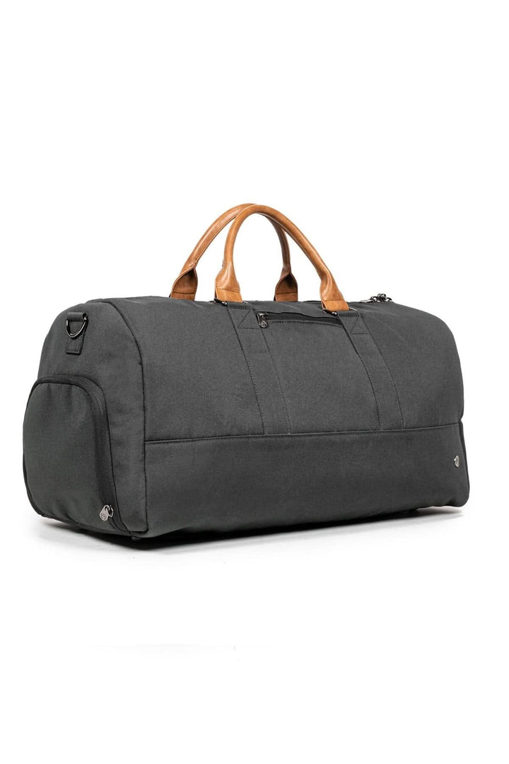 Sac de sport recyclé 42L en polyester noir avec anses en cuir marron.