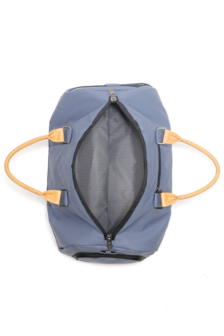 Sac de sport recyclé 42L, vue de dessus, couleur bleue avec poignées en cuir, intérieur noir.