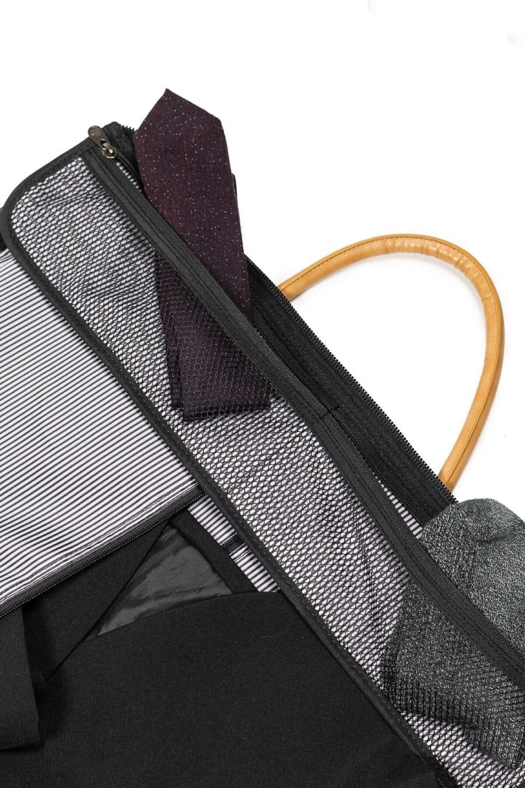 Détails du sac de sport Rosedale montrant une cravate et des vêtements bien organisés à l&