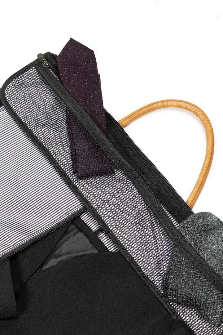 Détails du sac de sport Rosedale montrant une cravate et des vêtements bien organisés à l&