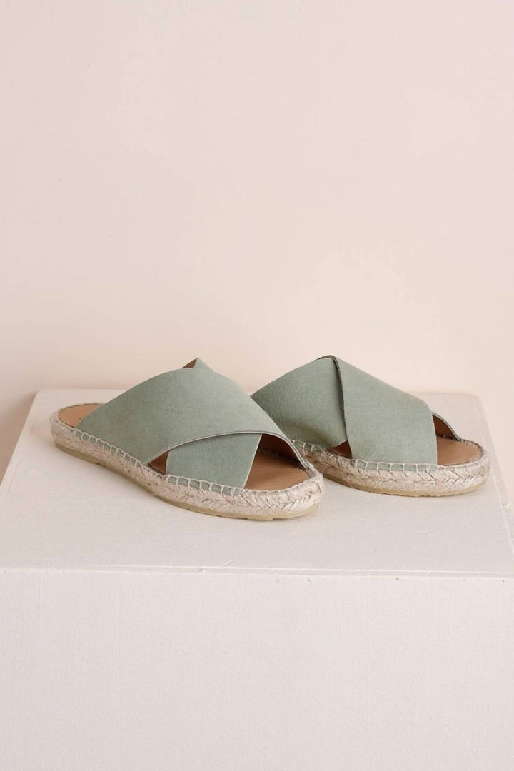 Sandales croisée en suède vert pastel avec semelle en jute, fabriquées en Espagne, style VV22KB805.