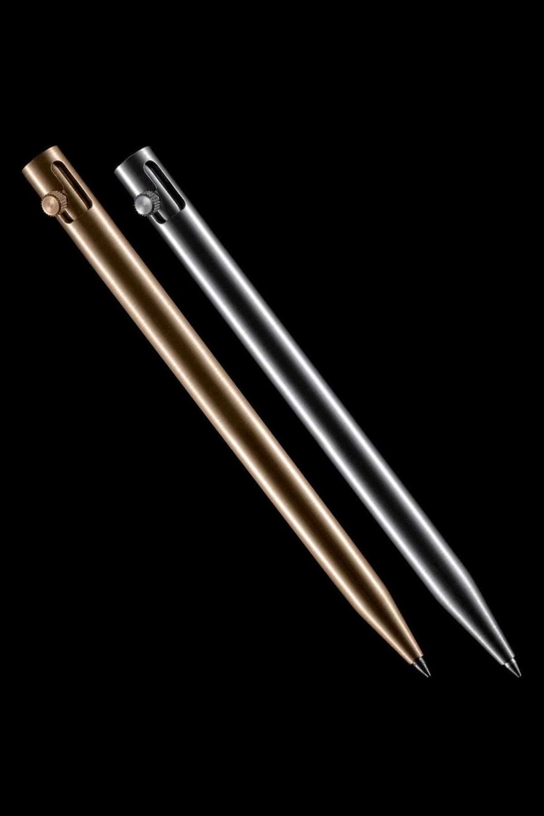 Stylos modernes en métal, un stylé bronze et un en argent, sur fond noir.