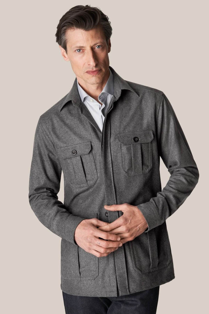 Homme portant une surchemise en laine cachemire, avec poches et un look flanelle élégant.