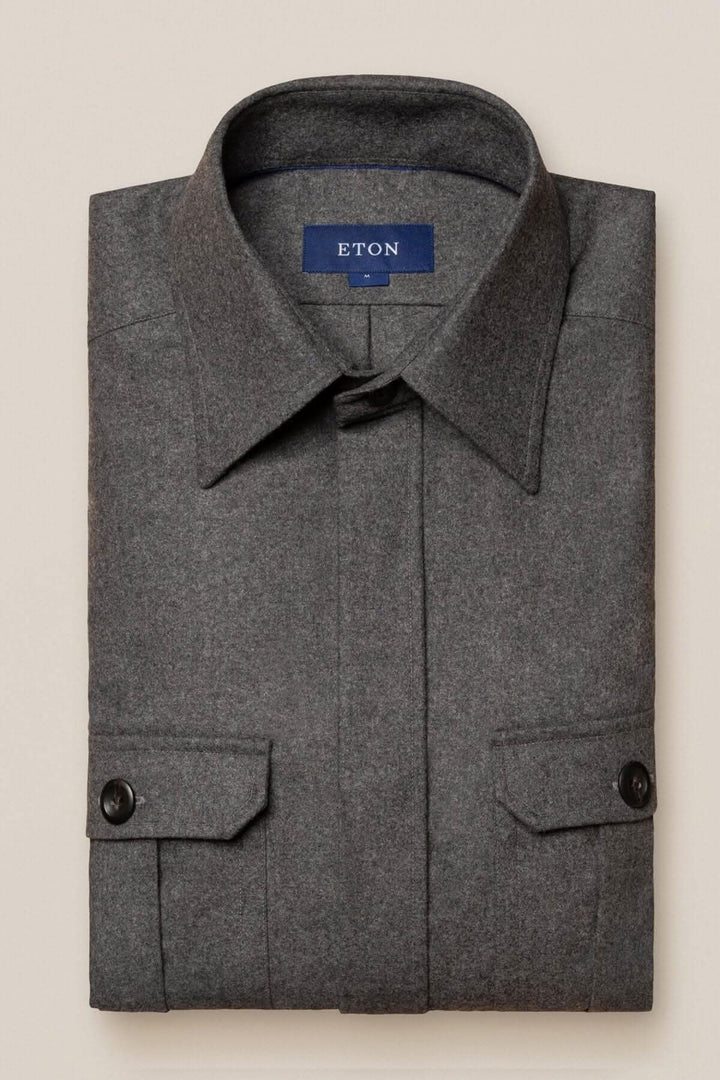 Surchemise en laine cachemire grise de marque ETON, élégamment pliée avec poches et col classique.