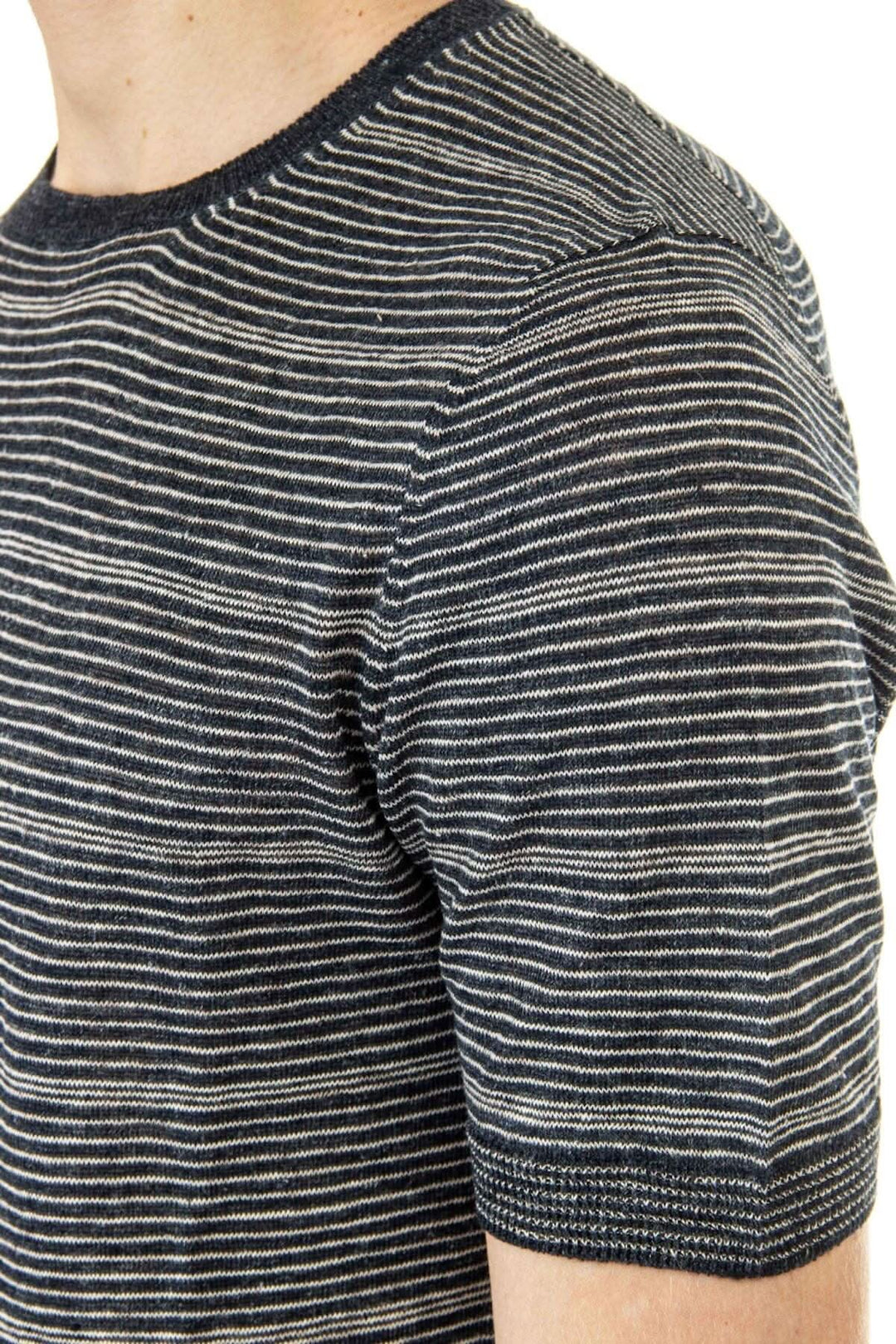 T-shirt à rayures noir et blanc, col rond et manches courtes, coupe slim, parfait pour le quotidien.
