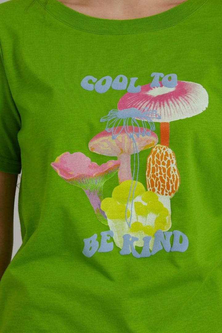 T-shirt vert avec imprimé coloré de champignons et le texte &