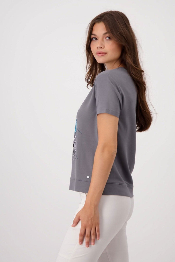 T-shirt gris avec imprimé coloré et strass, coupe confortable et style tendance.