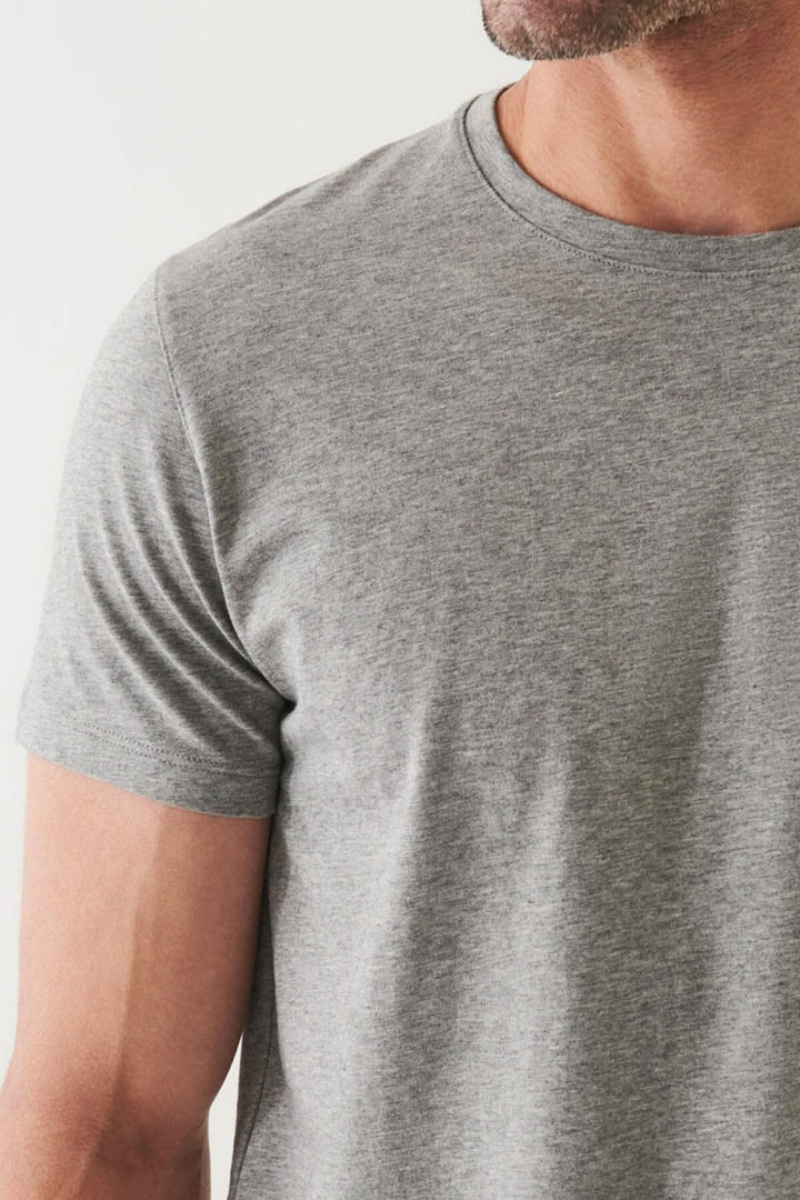 T-shirt basique gris à la coupe moderne et col rond, en jersey dense et lisse