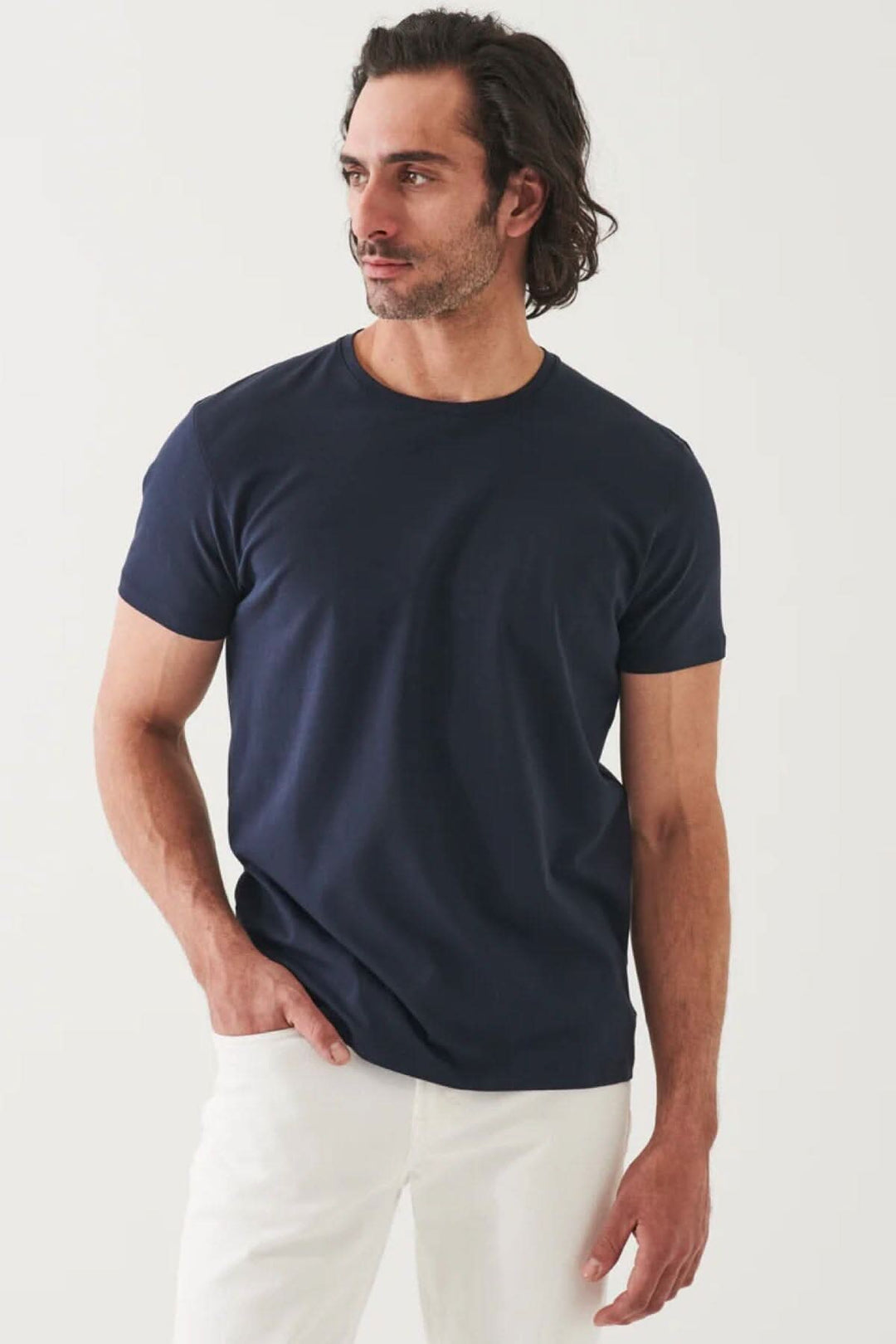 T-shirt basique moderne en jersey dense, coupe droite, encolure ronde, porté par un homme.