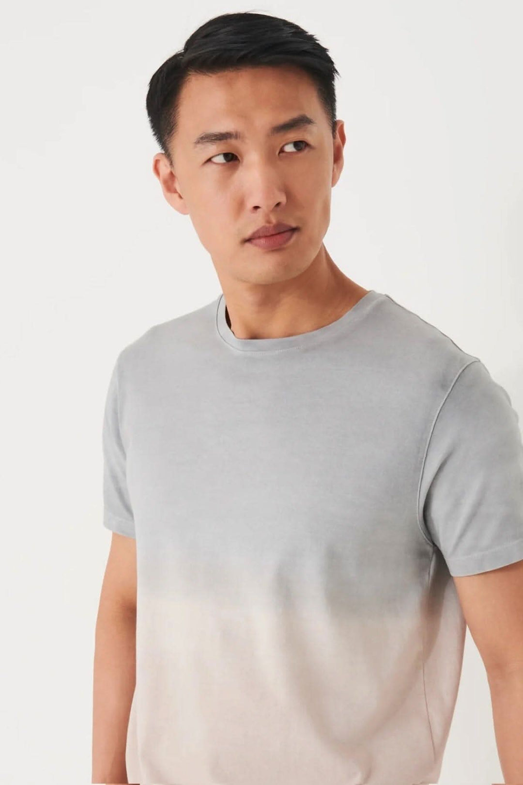 Homme portant un t-shirt en coton pima stretch dégradé, col ras du cou, coupe régulière.