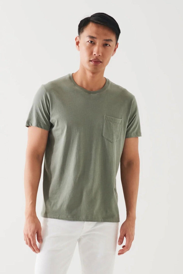 Homme portant un t-shirt léger en coton pima olive avec une poche, parfait pour les journées chaudes.