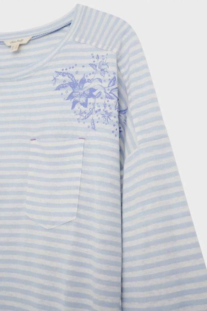 T-shirt Lennox rayé bleu clair avec un motif floral sur la poitrine et une poche avant.