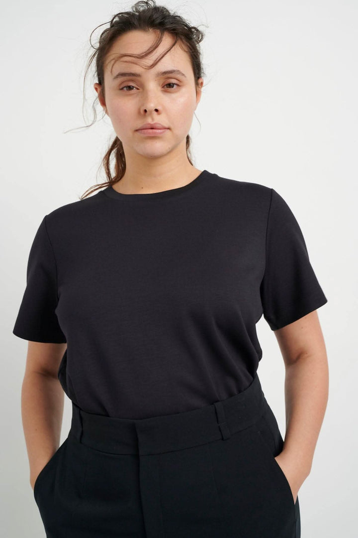 T-shirt velouté Vincent, noir, coupe classique avec manches courtes, parfait pour un style confortable et élégant.