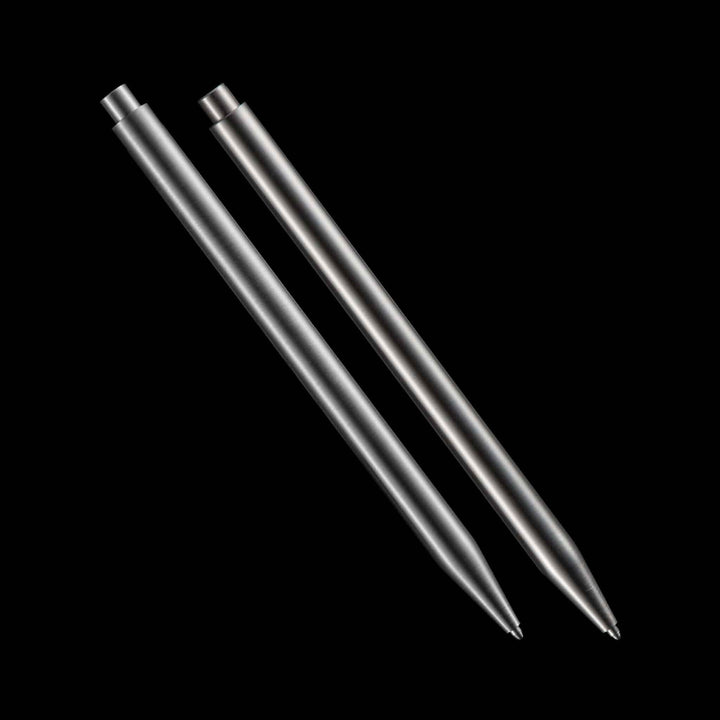 Deux stylos modernes en métal, incluant acier inoxydable, présentés sur fond noir.