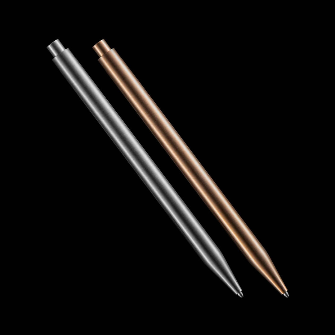 Deux stylos modernes en métal : acier inoxydable et cuivre, parfaits pour une écriture élégante.