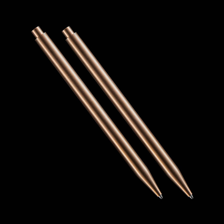 Deux stylos modernes en bronze, combinant design élégant et fonctionnalité.