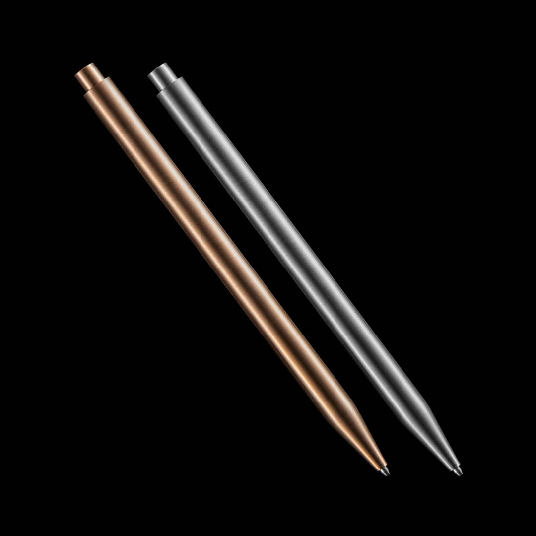 Deux stylos modernes en bronze et acier inoxydable sur fond noir, choix élégant pour tous les styles.
