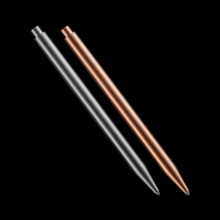Deux stylos modernes en cuivre et acier inoxydable sur fond noir, parfaits pour un style élégant et fonctionnel.