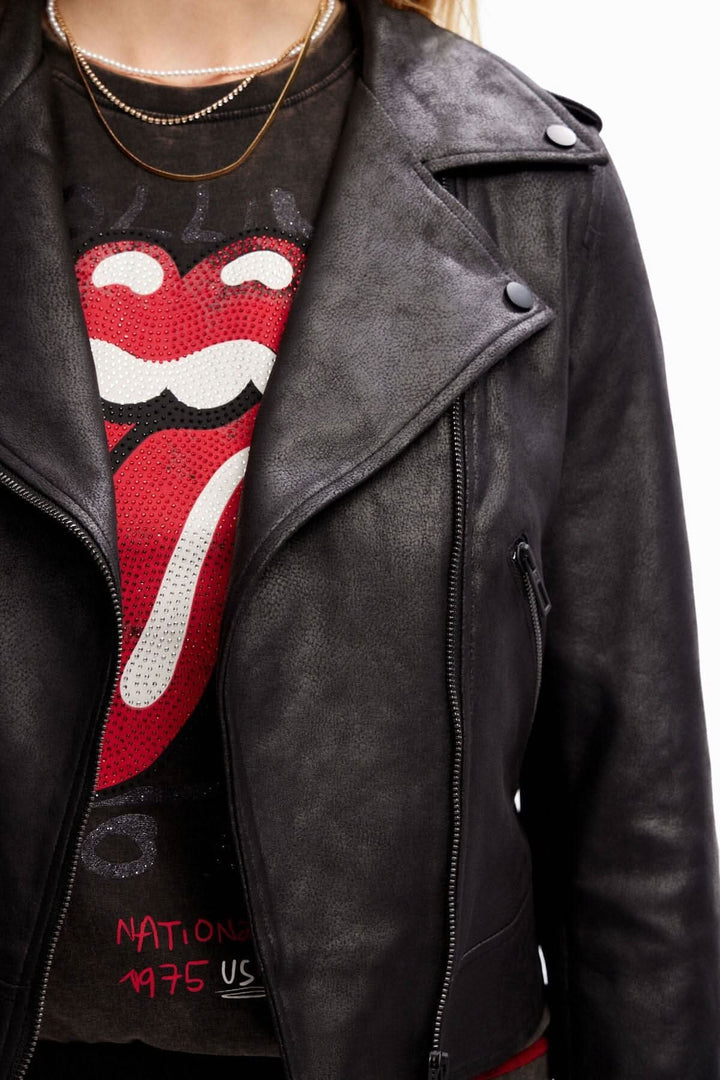 Veste biker ajustée en tissu effet cuir, col à revers, poches et fermeture éclair, look décontracté.