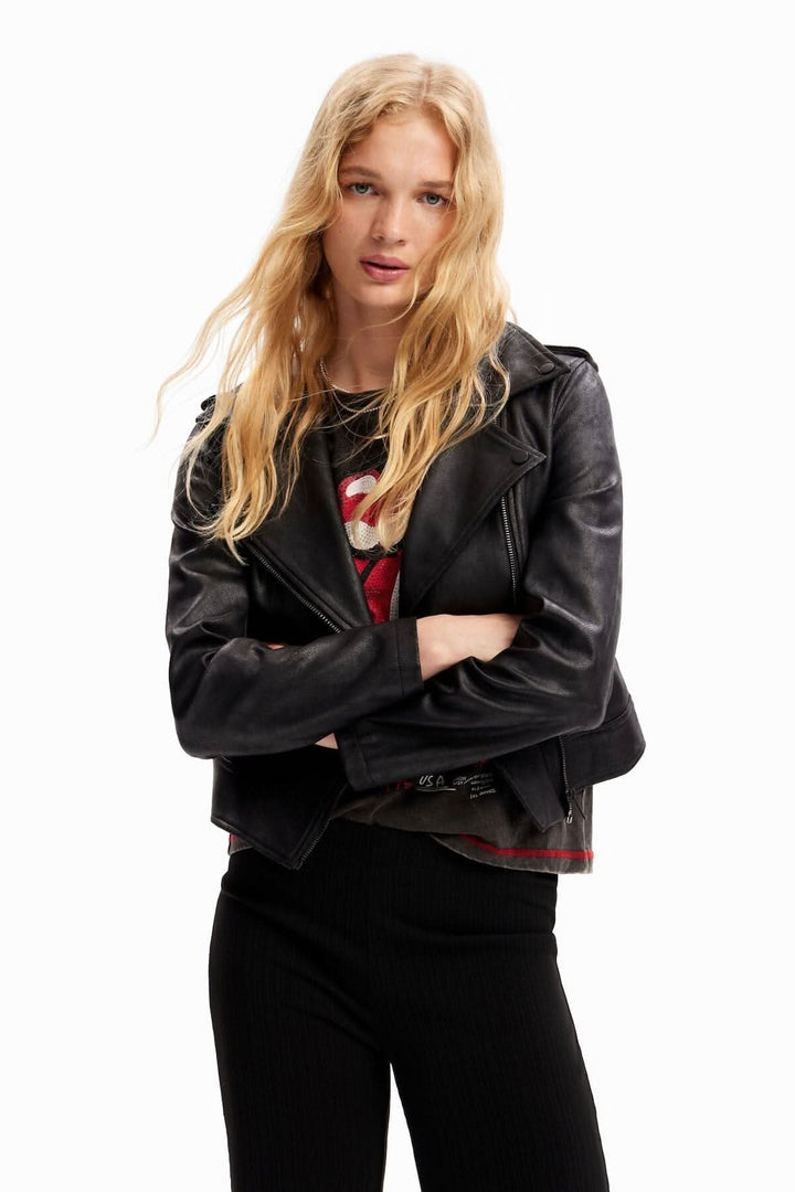Veste biker ajustée en cuir imitation, look décontracté avec col à revers et poches, style moderne.