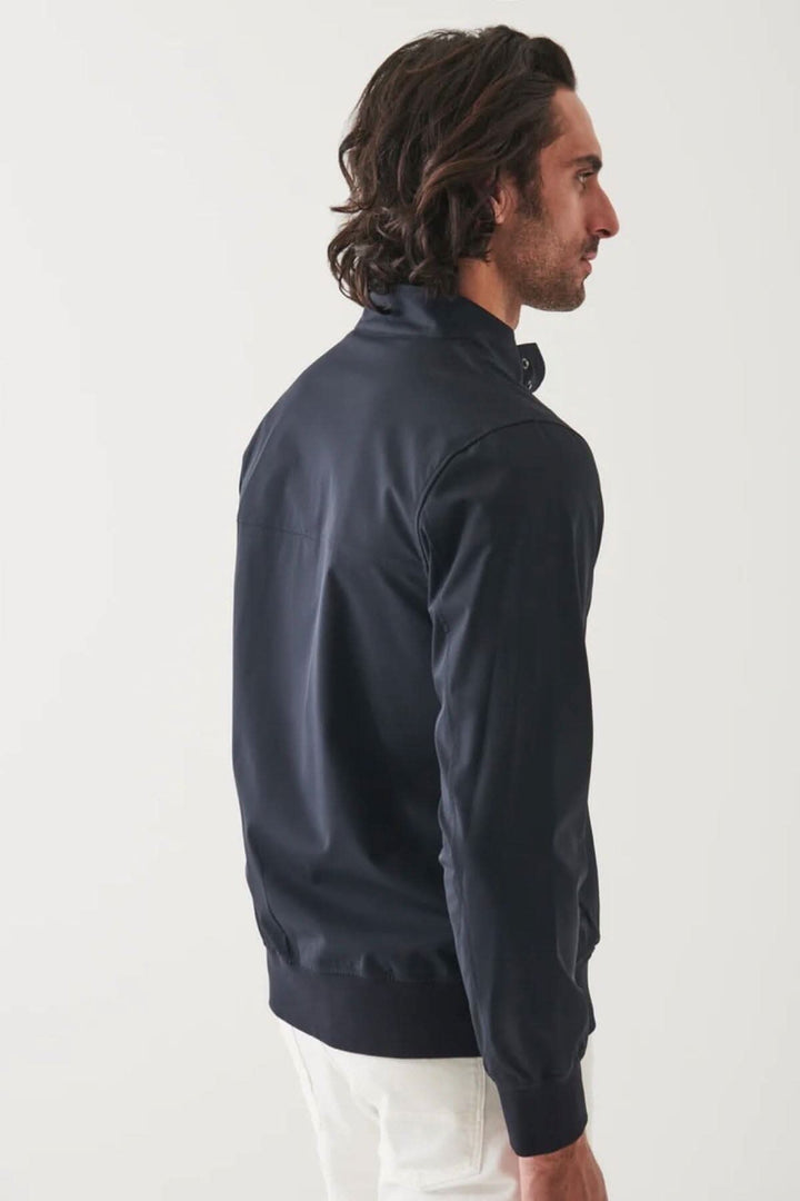 Veste bomber en nylon zippée, profil arrière, style moderne, élégant et confortable.