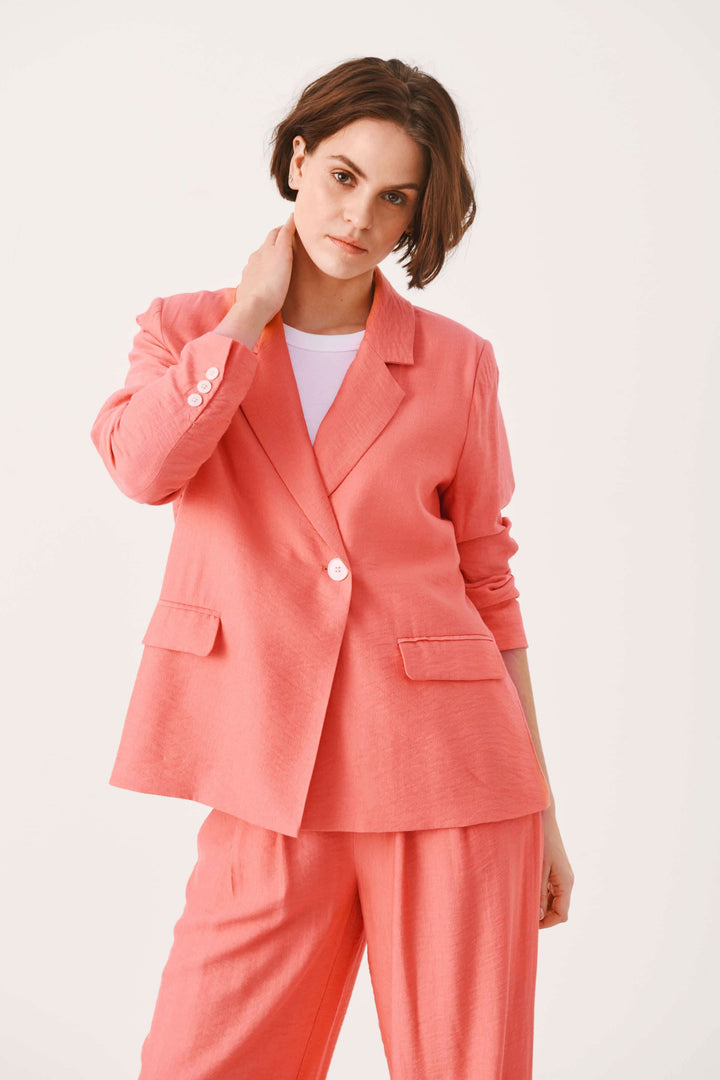Veston Talena en coupe décontractée, couleur corail, avec col classique et poches avant.